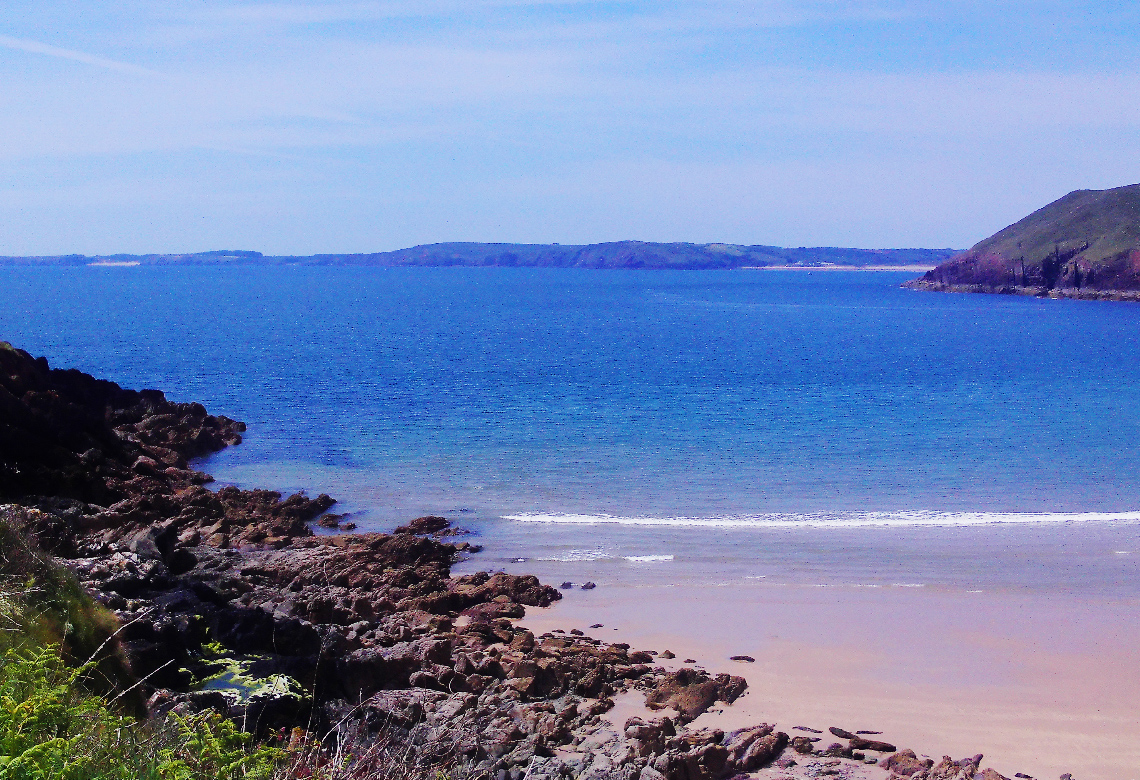 Manobier Beach showing clear blue water